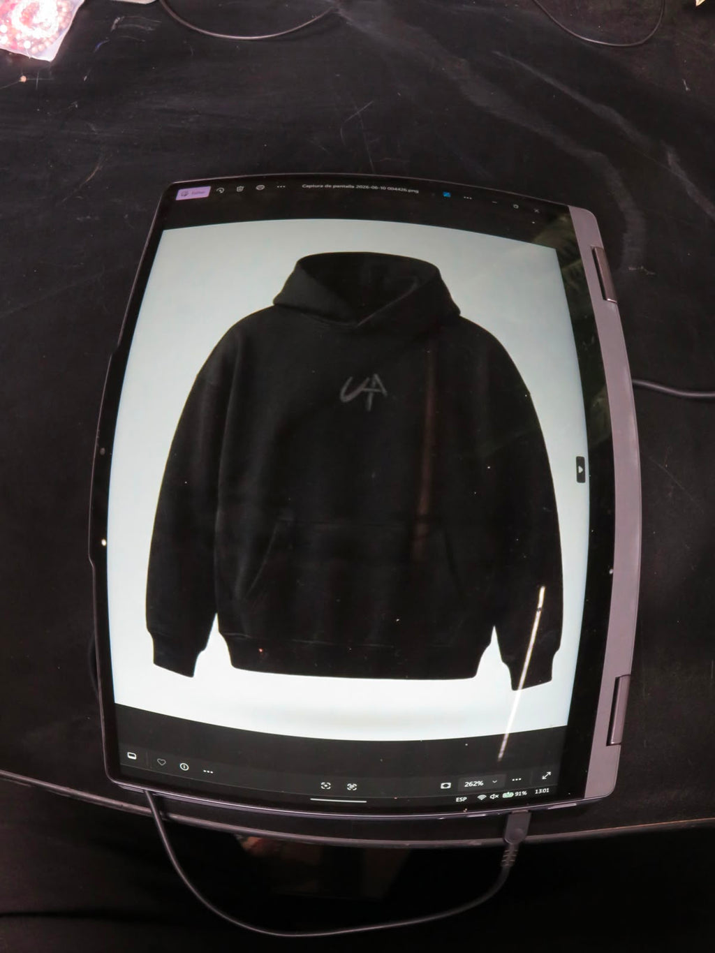 UA Essential Hoodie Negra - foto de campana 1