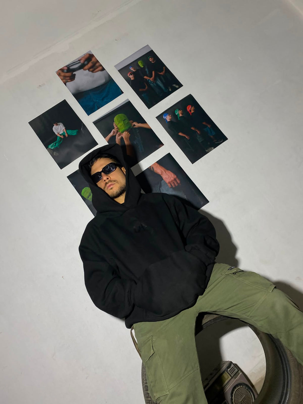 UA Essential Hoodie Negra - foto de campana 2