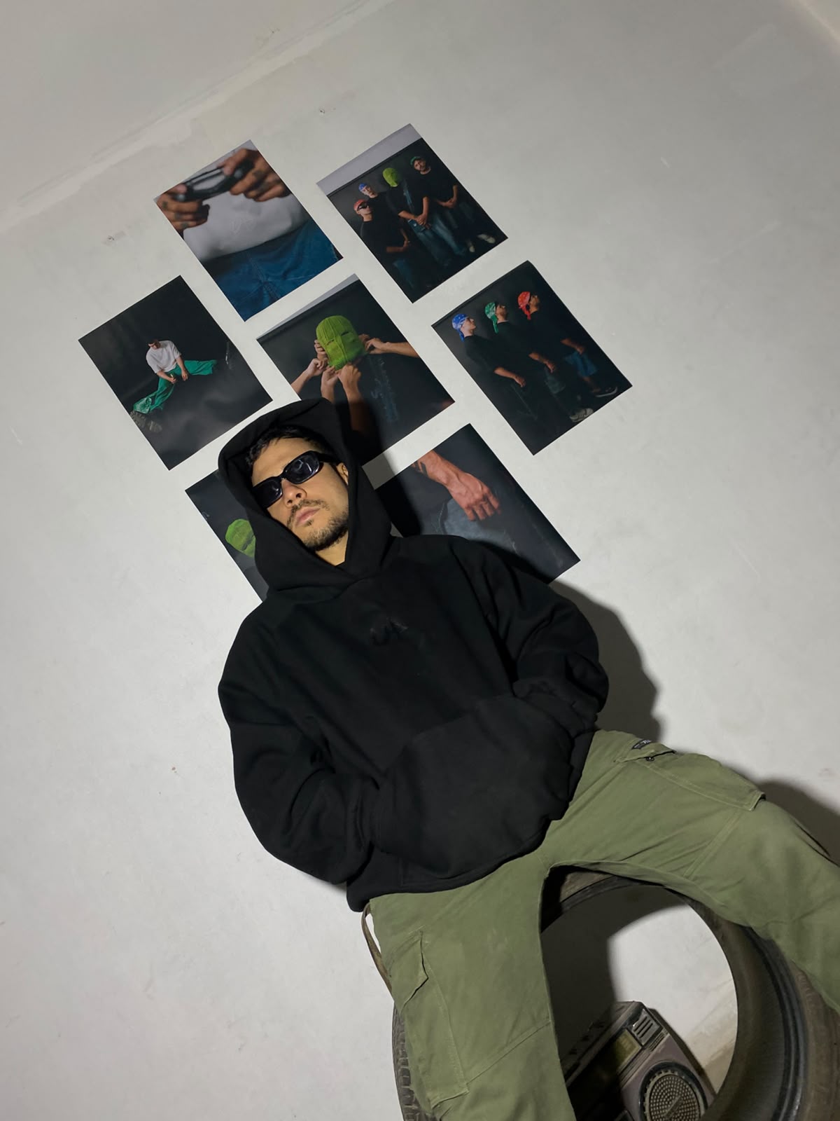 UA Essential Hoodie Negra - foto de campana 2