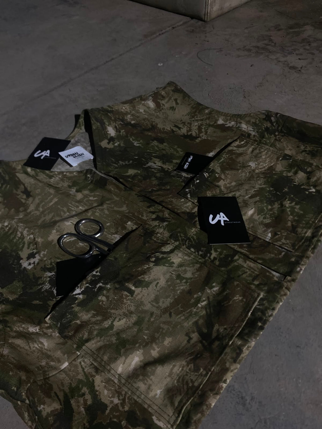 UA Camo Crop Vest - detalle etiquetas UA
