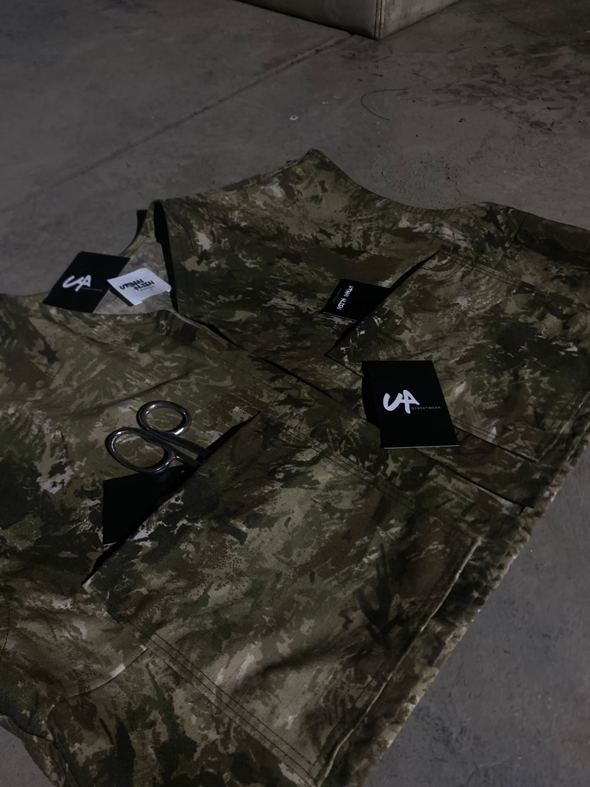 UA Camo Crop Vest - detalle etiquetas UA