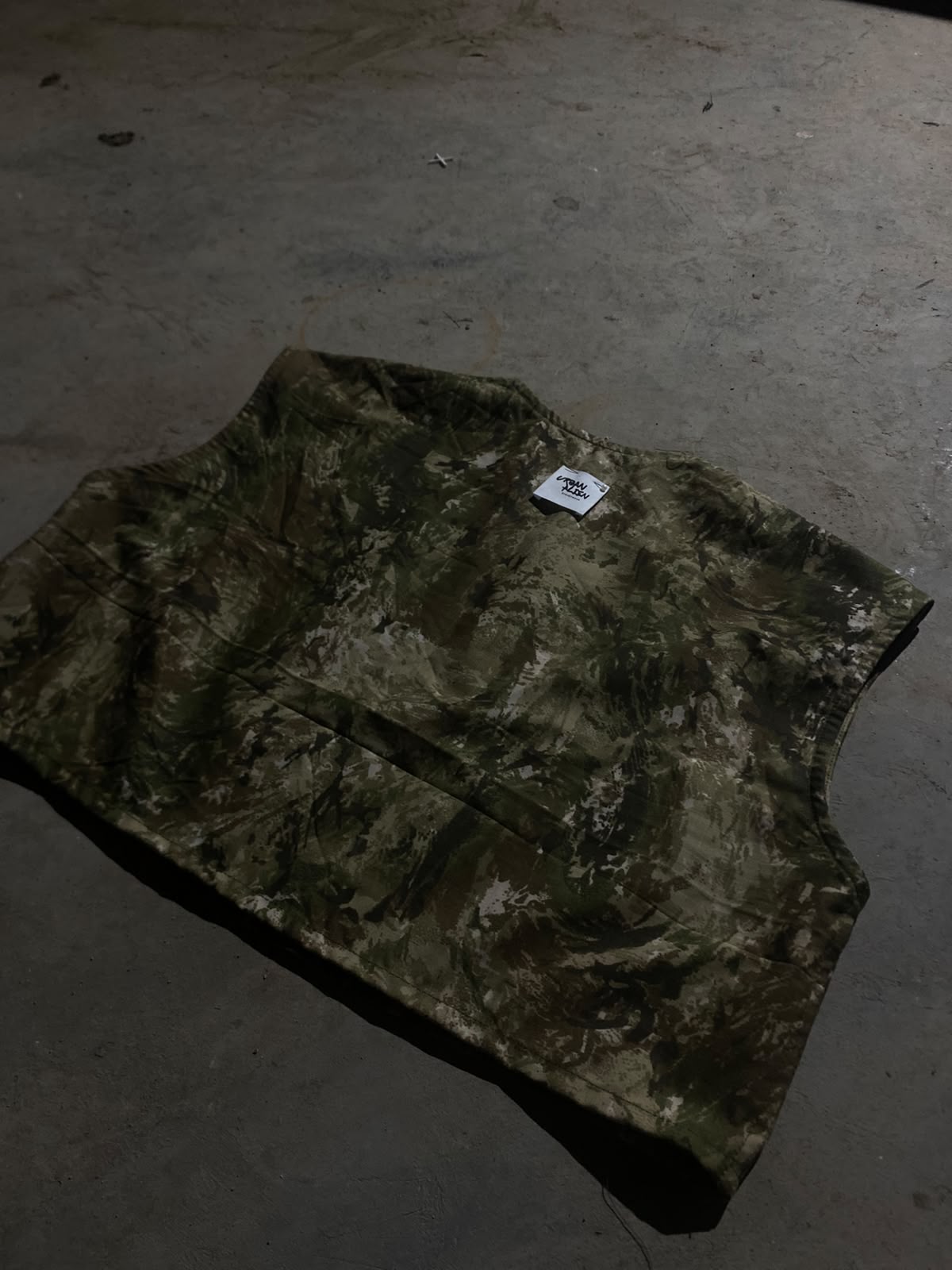 UA Camo Crop Vest - vista doblada